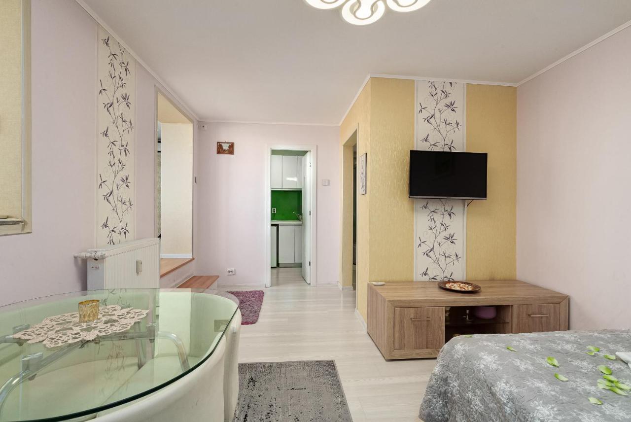 Stone Gate Apartment #1 Boekarest Buitenkant foto