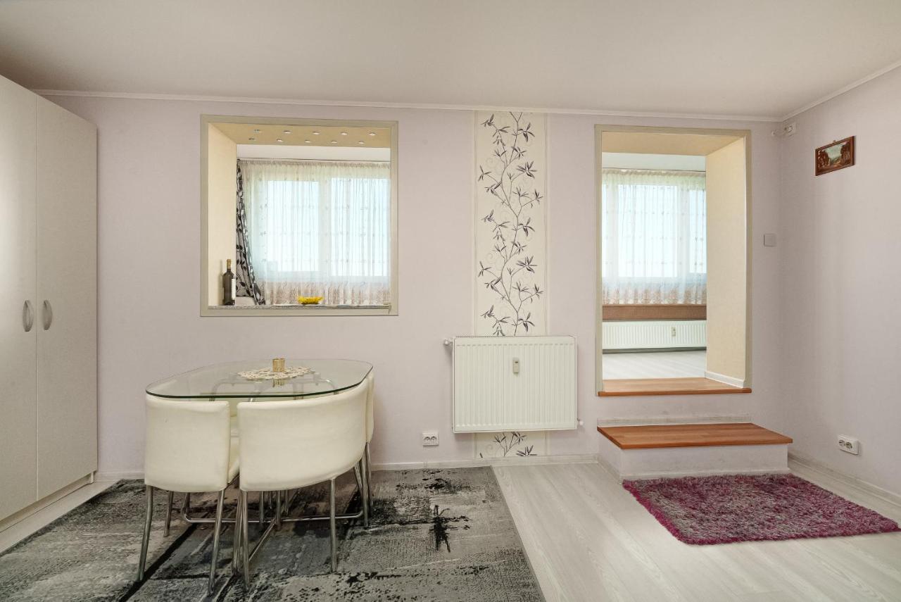 Stone Gate Apartment #1 Boekarest Buitenkant foto